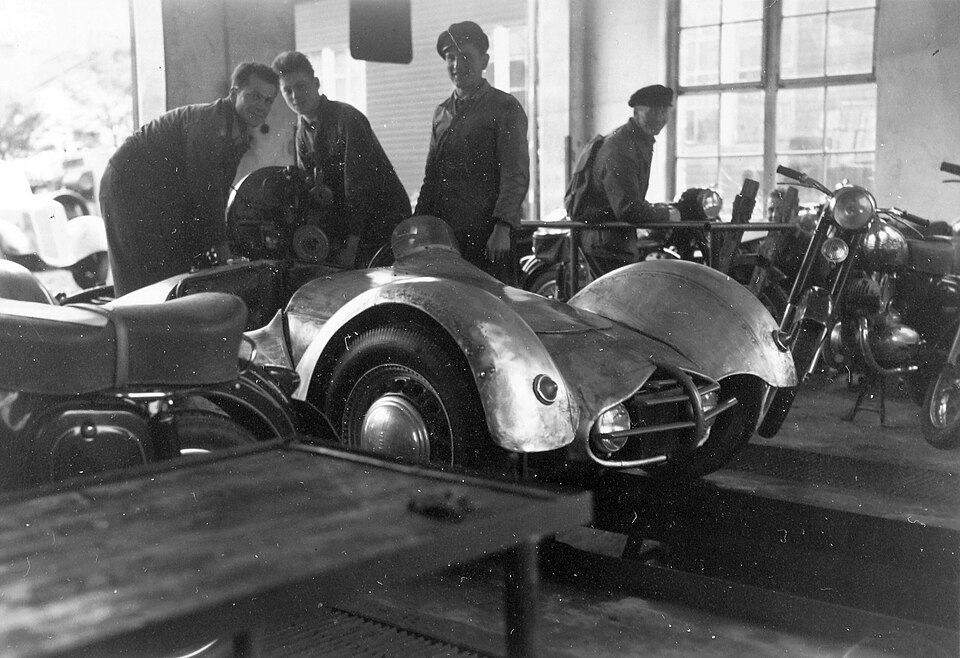 1950年代ヨーロッパのヴィンテージバイク整備工場 – クラシックモーターサイクル修理作業風景