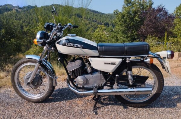 ベネリ 250 2C（1973年）｜イタリア製クラシック 2ストツイン 側面ビュー